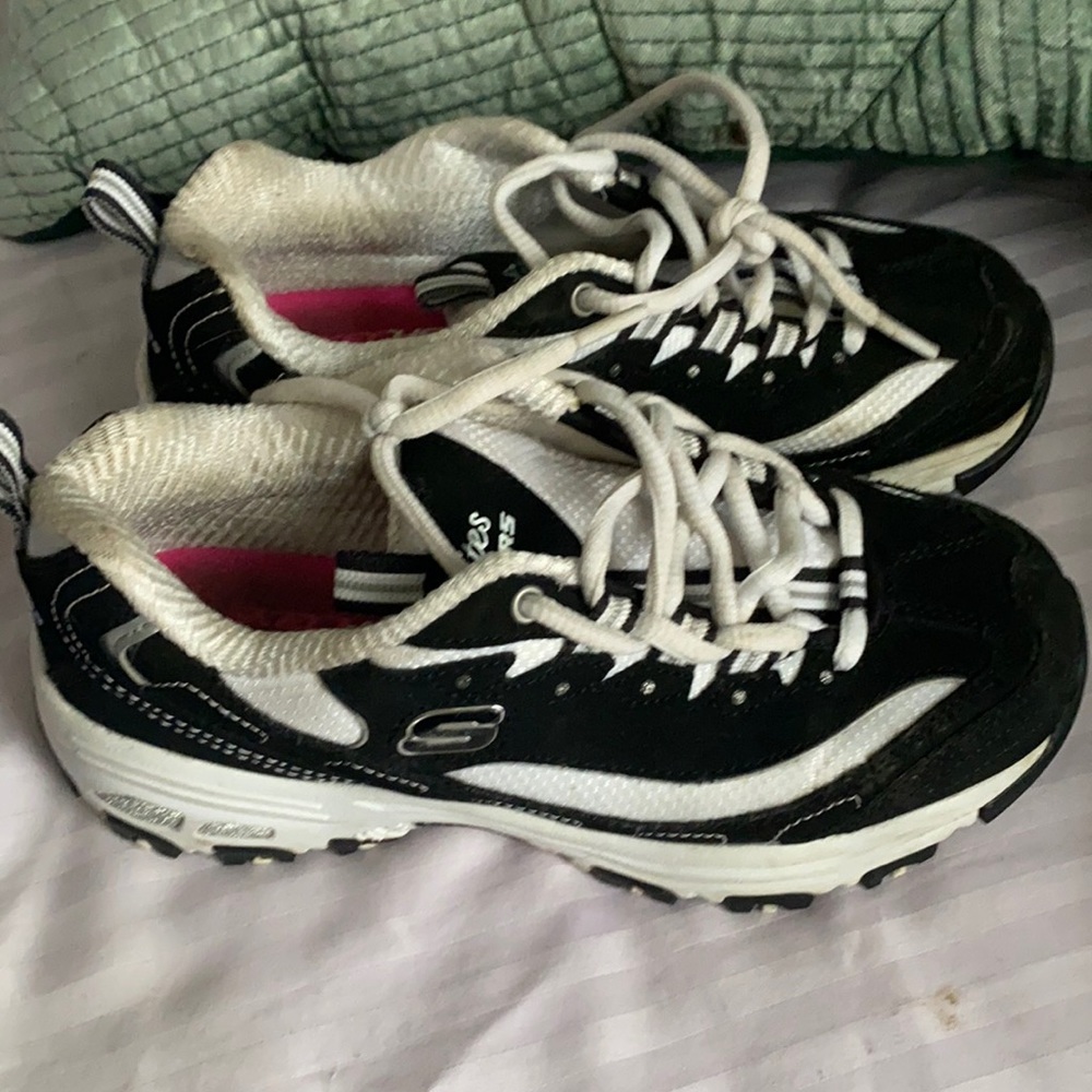 EUC Skechers sneakers